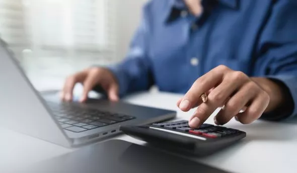 Illustration d'un responsable RH en train de rédiger une clause de rémunération variable, avec des éléments clés à inclure pour garantir sa clarté et son efficacité.