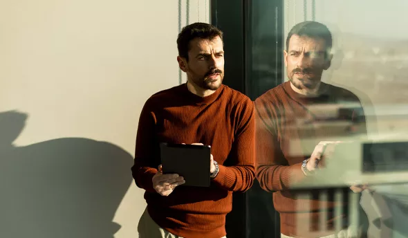 Un homme travaille sur tablette