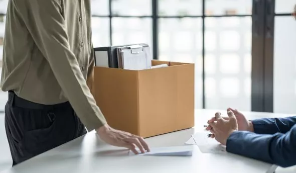 Explication du phénomène de "quiet firing", comment l'identifier et les actions à entreprendre pour y faire face efficacement en milieu professionnel.