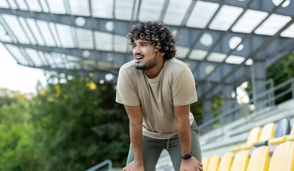 Un homme qui a terminé une séance de sport