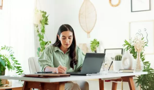 Explication des droits légaux des salariés en télétravail pour raisons médicales ou thérapeutiques, mettant en lumière les protections et les conditions associées.