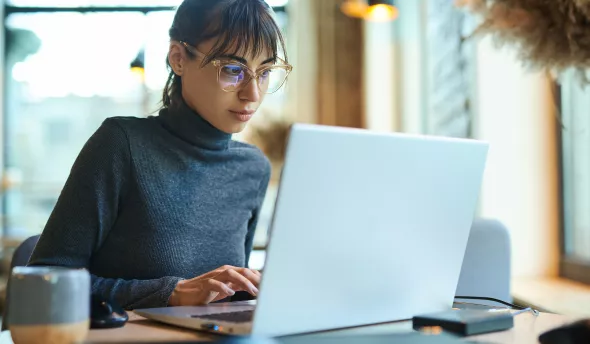 RH réfléchissant aux questions à poser durant sa démo SIRH