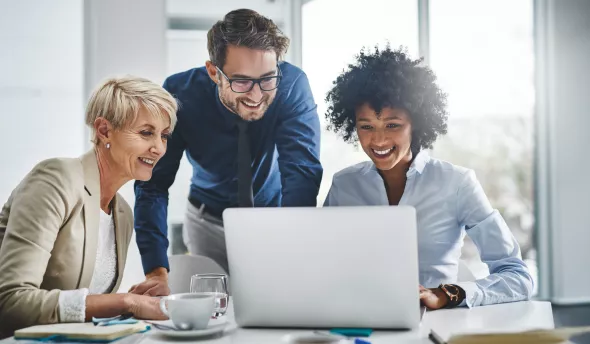 Collaborateurs souriants grâce à une bonne marque employeur