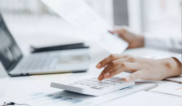 RH calculant la rentabilité et le ROI des logiciels RH qui lui sont proposés