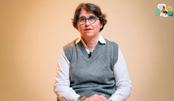 l'intervenante est assise sur une chaise