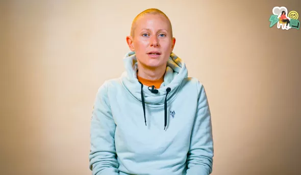 l'intervenante est assise sur une chaise