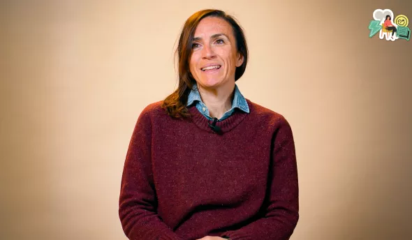 l'intervenante est assise sur une chaise