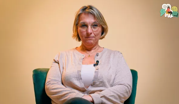 l'intervenante est assise sur une chaise