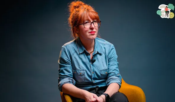 l'intervenante est assise sur un fauteuil et écoute une autre personne