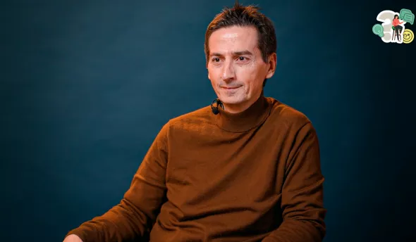 l'intervenant est assis sur un fauteuil et écoute une autre personne