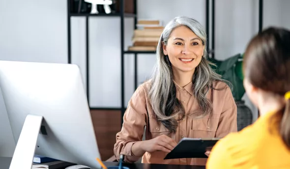 Rh utilisant son SIRH durant un entretien avec un collaborateur