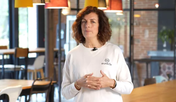 Pauline d'Eurécia explique ce que sont les échelons sur une fiche de paie