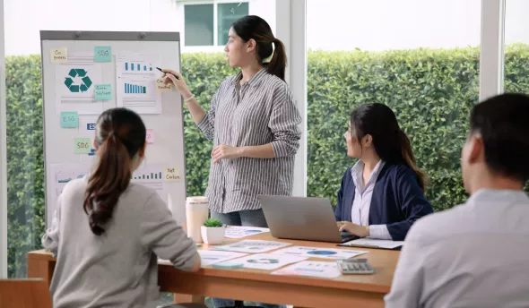 RH présentant sa stratégie de conduite du changement aux managers de son entreprise