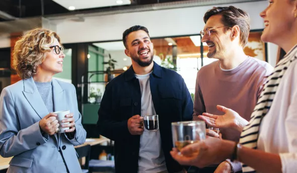 Un groupe de collègues discute pendant une pause café