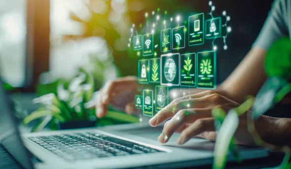 femme devant son ordinateur RSE