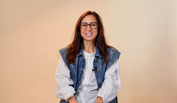 L'intervenante est assise sur une chaise