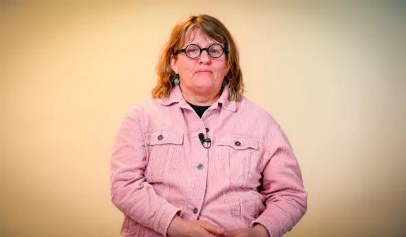 l'intervenante est assise sur une chaise