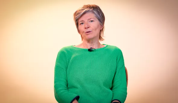 l'intervenante est assise sur une chaise