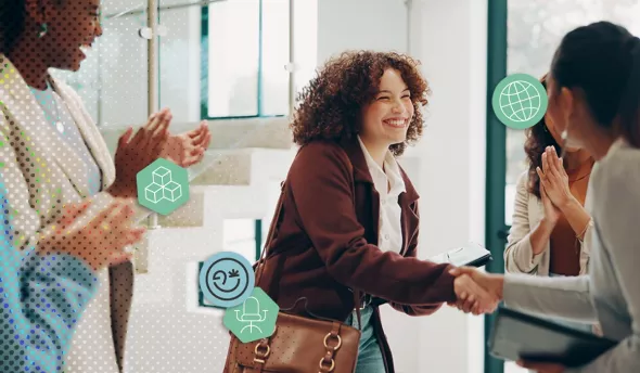 Salariée accueillie chaleureusement par ses nouveaux collègues lors de son arrivée en entreprise