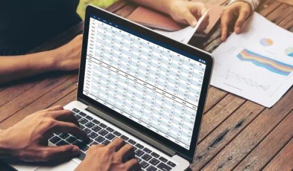 Equipe collant des post‑it sur une charte murale