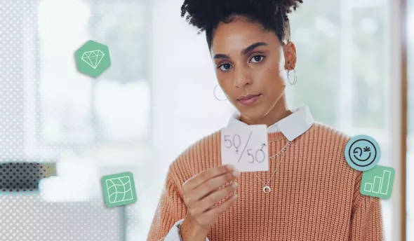 Femme sérieuse tenant une pancarte « 50/50 » sur l’égalité salariale