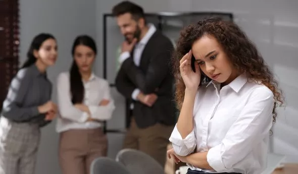 Responsable RH écoutant une salariée pour traiter un cas de harcèlement au travail