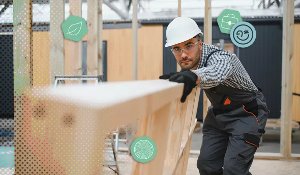 Ouvrier du bâtiment alignant une poutre sur un chantier de construction bois