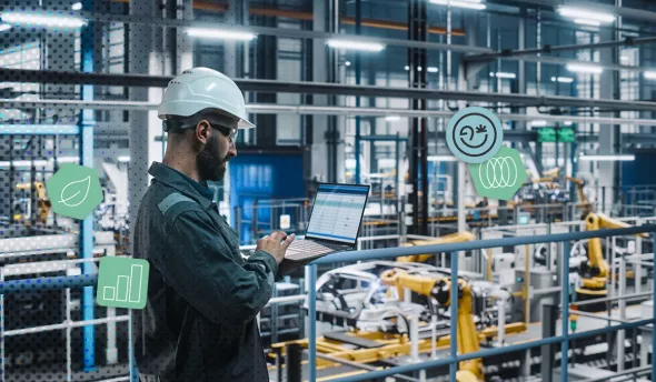Ingénieur industrie analysant les données de production pour réduire l’empreinte carbone