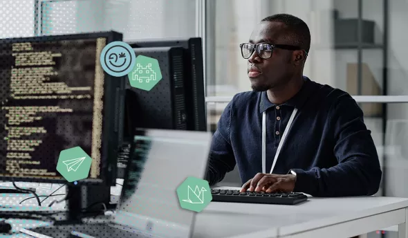 Pentester analysant des lignes de code pour identifier les failles de cybersécurité