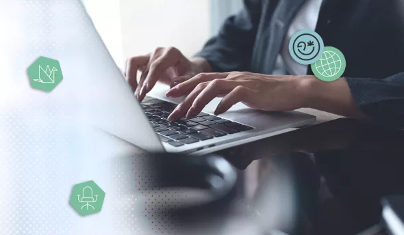 collaboratrice RH sur son ordinateur