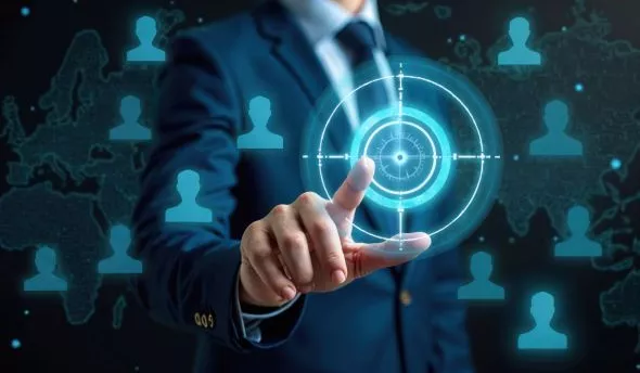 Guide 2025 – Stratégie de recrutement digital : laptop, graphiques et icônes de réseaux sociaux