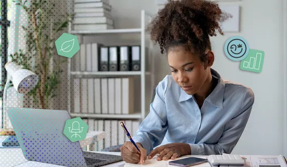 Jeune analyste RSE prenant des notes pour un reporting extra-financier en entreprise