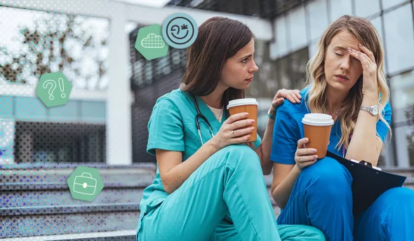 Deux professionnelles de santé en pause, visiblement fatiguées, illustrant la surcharge de travail
