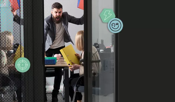 Manager en colère criant sur des collaborateurs en réunion fermée