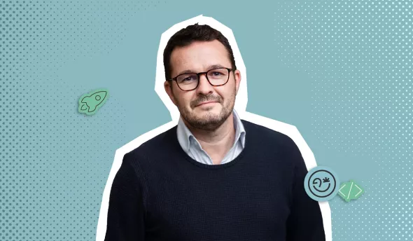 Photocollage du portrait Vincent Mandinaud sur fond bleu interview tech inno eurécia média (chef de projet transitions numériques)