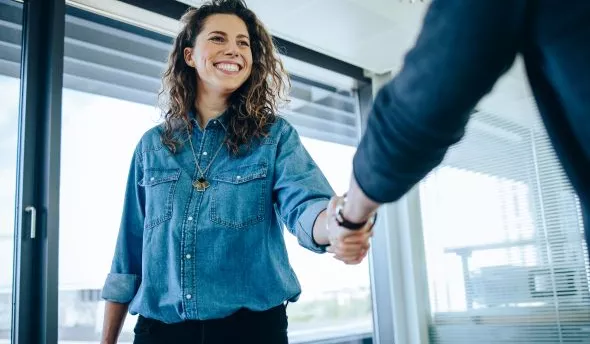 Manager menant un entretien avec un candidat commercial, symbolisant la recherche du vendeur idéal en 2025