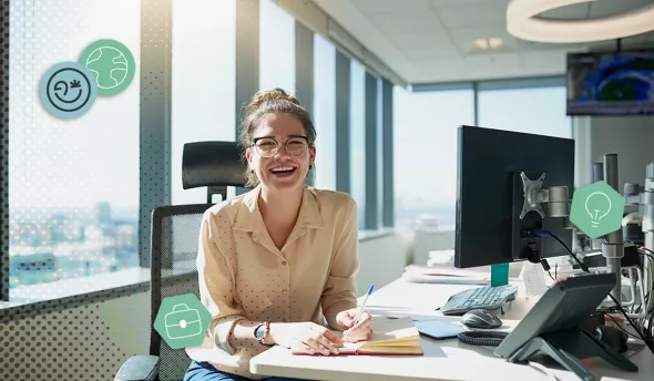 Collaboratrice au bureau durant l'été