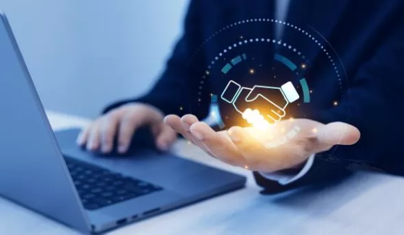 Responsable RH, salarié et médecin du travail examinant ensemble l’avis d’inaptitude dans un bureau lumineux.