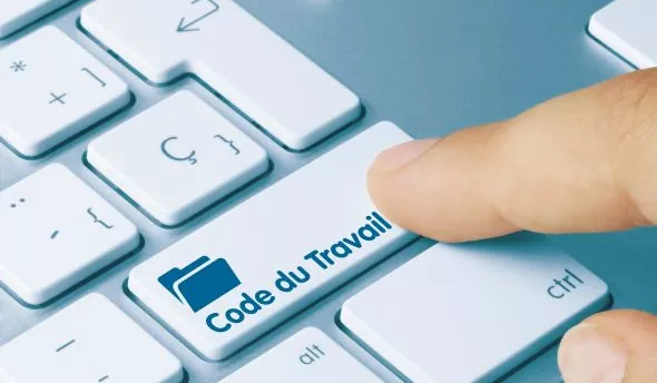 Médecin du travail, responsable RH et salarié discutant d’un avis d’inaptitude professionnelle autour d’un bureau, dossiers ouverts devant eux.