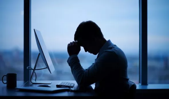 Salariée en télétravail, seule devant son ordinateur, illustrant le sentiment d’isolement professionnel en 2025