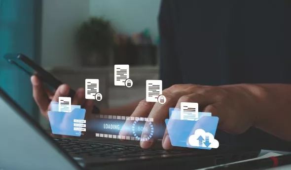 Manager inspirant son équipe autour d’une table de réunion, illustrant le leadership transformationnel en action.