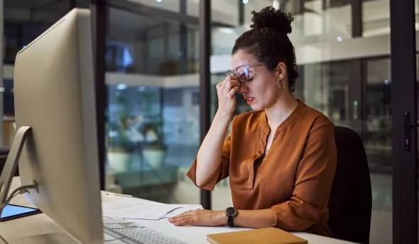 Manager examinant un planning d’équipe réduit sur écran, illustrant la gestion du sous-effectif en entreprise.