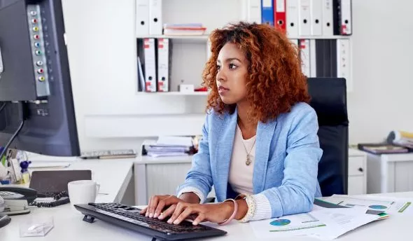 Une femme consultant son ordinnateur
