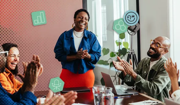 e cheffe d’équipe applaudie par son équipe dans une réunion conviviale