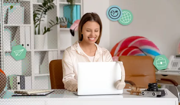 Responsable RH devant son ordinateur 