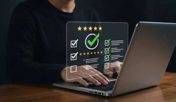 Manager consultant un tableau de résultats de questionnaire d’évaluation pour améliorer la performance d’une équipe.