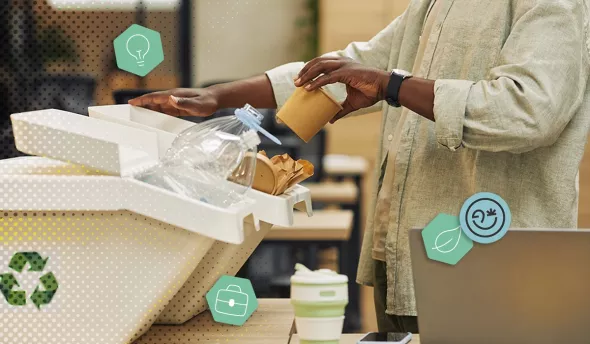 Personne triant déchets dans une borne de collecte, insérant gobelet carton et bouteille plastique