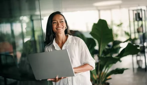 Responsable RH examinant des bulletins et notes internes pour vérifier la régularité d’un avantage devenu usage d’entreprise.