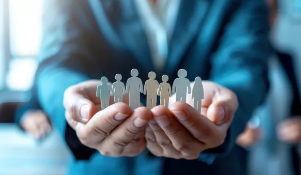 Équipe réunie discutant des valeurs d’entreprise lors d’un atelier collaboratif.