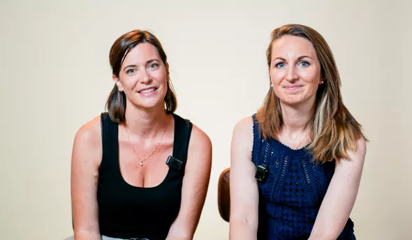 Photo d'Élodie Bessière et Caroline Meyer qui s'expriment face caméra